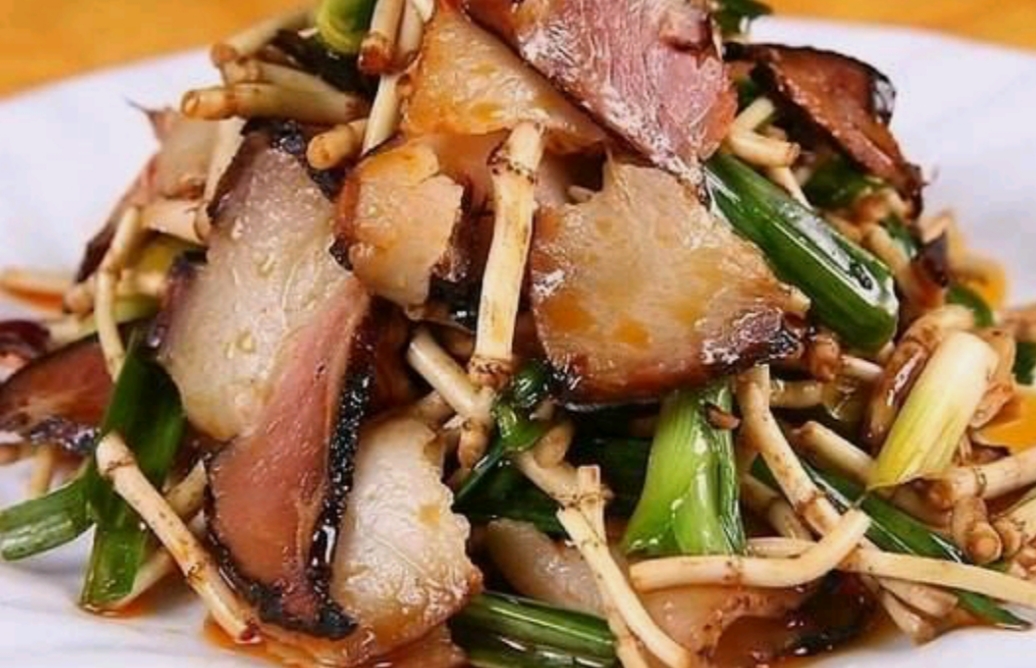 贵州##寒假# #美食#  #知识校园#   贵州美食  折耳根腊肉  折耳根是 