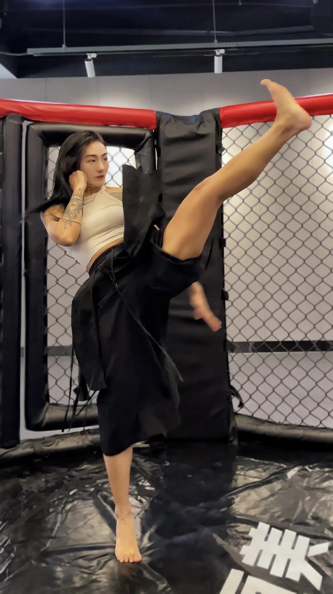 练武术散打的美女,英姿飒爽,武力值爆表