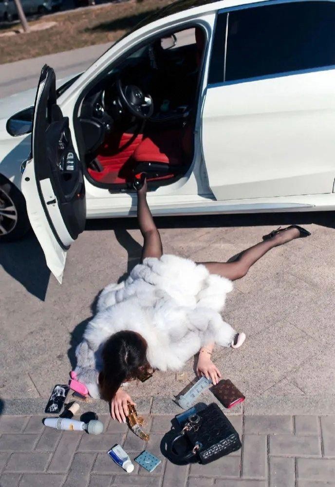 美女下车不小心摔倒在地