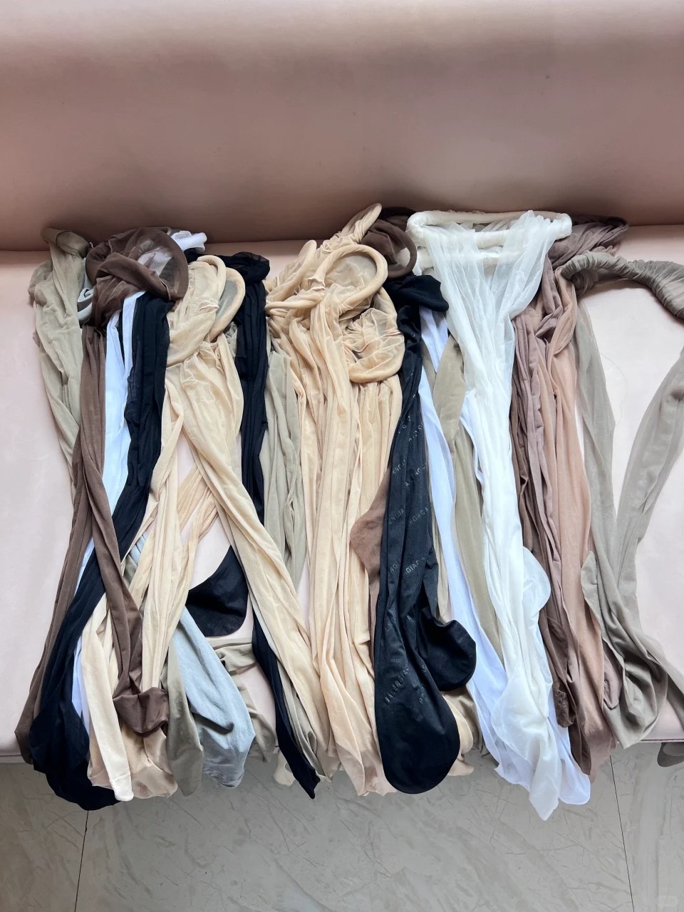 今天收拾衣柜发现女朋友真的爱穿丝袜啊 平时也没发现啊,黑的白的灰的