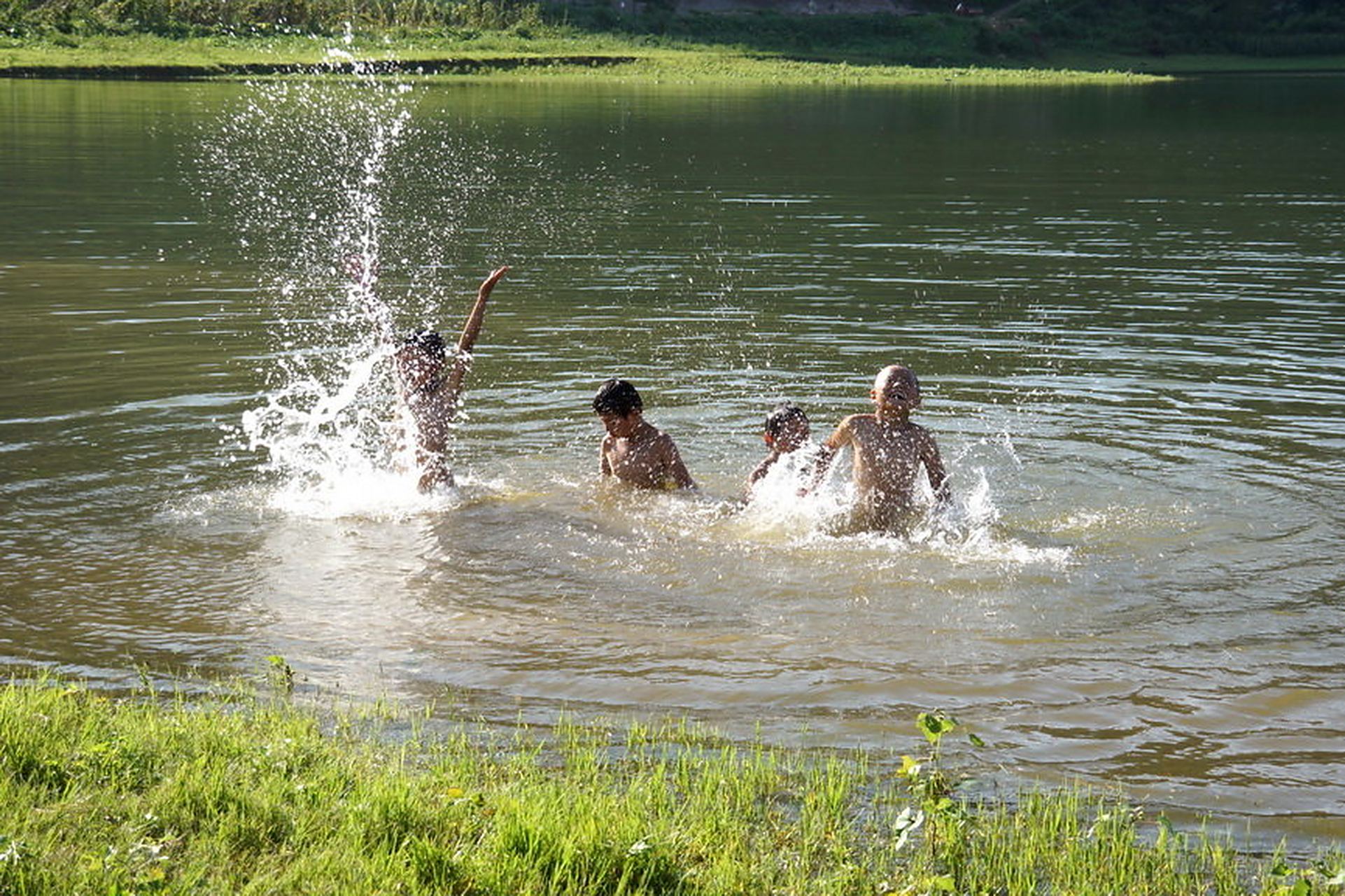《童年的回忆 · 戏水》 (作者  玉润平安)  童年的夏天, 最喜欢的就