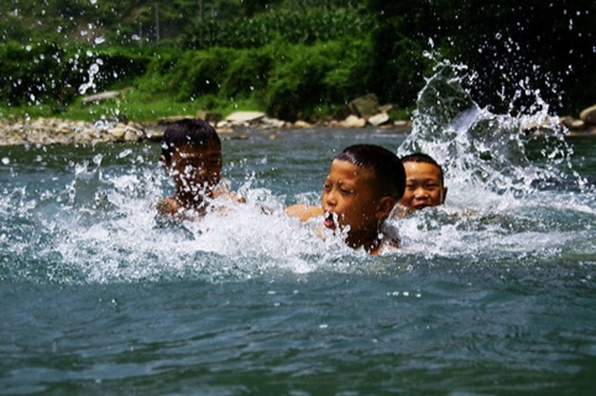 《童年的回忆 · 戏水》 (作者  玉润平安)  童年的夏天, 最喜欢的就