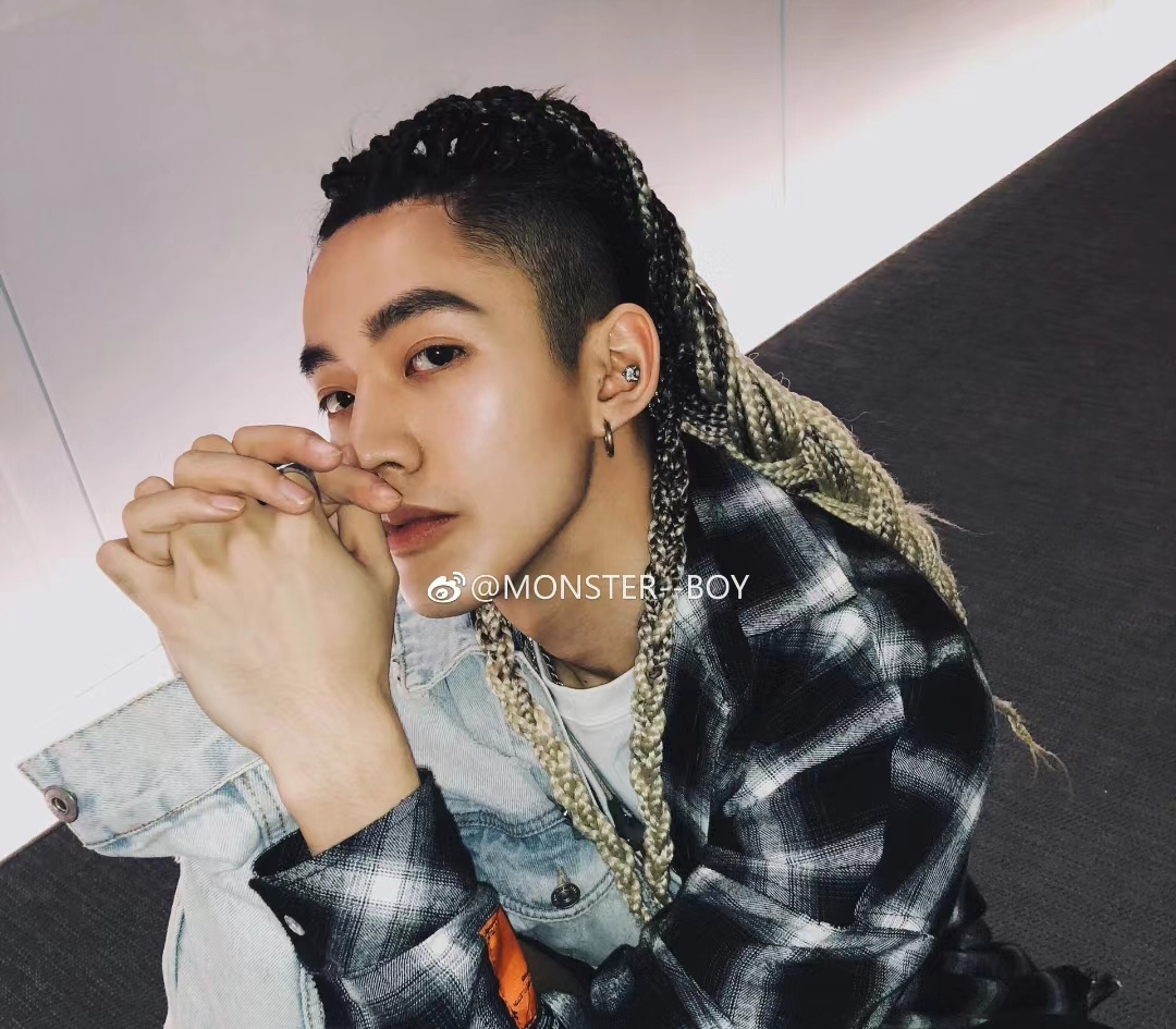 没见过的邓为脏辫旧照,狂野男孩野性十足!