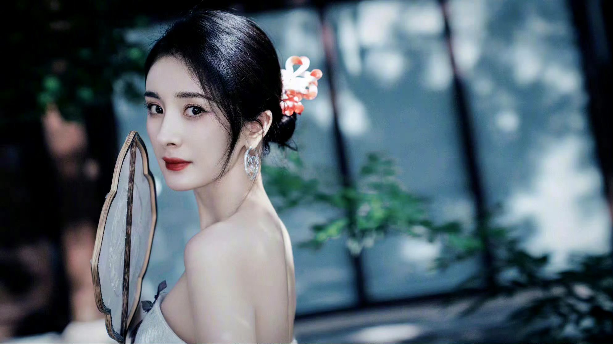 杨幂生日营业照,新中式长裙好美!头上的发饰居然是九尾狐!