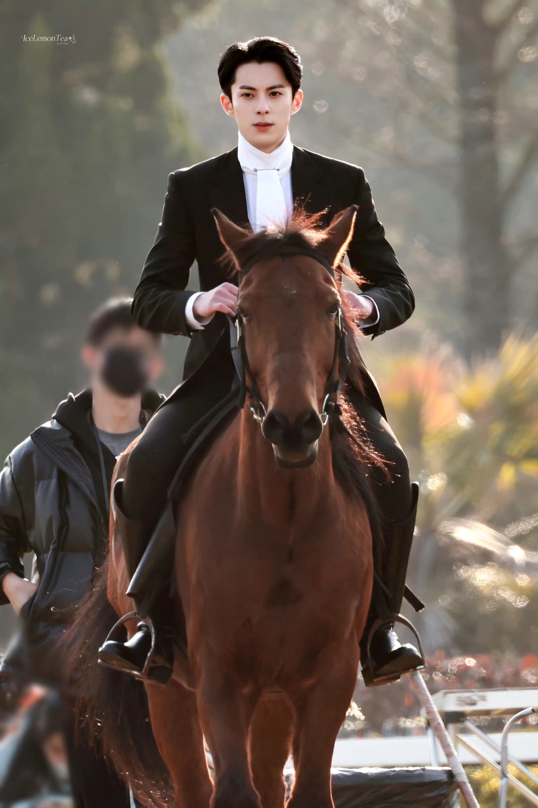 王鹤棣以爱为营骑马正面照,王子向你飞奔而来,满满的都是心动呀!