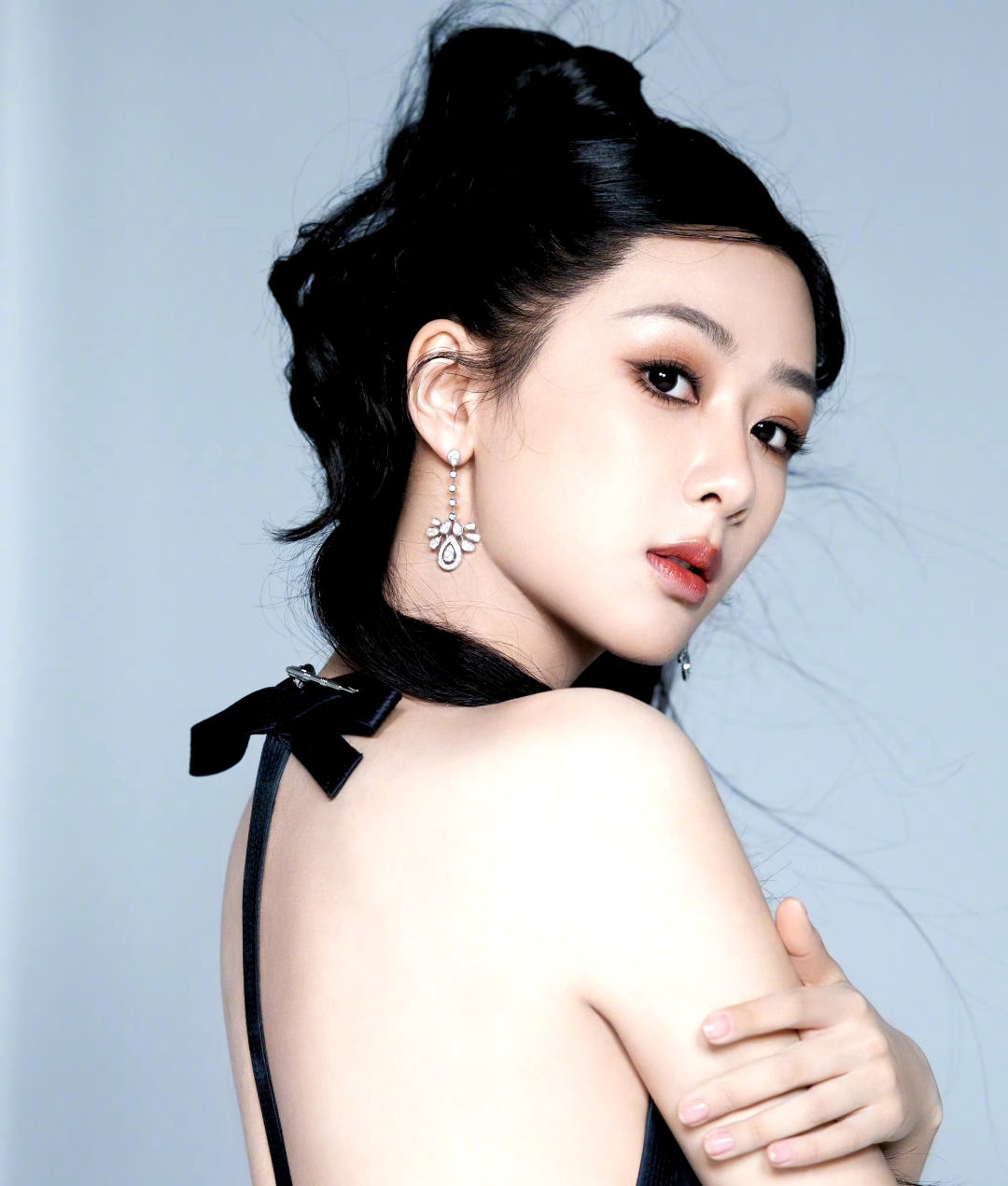 以前可爱的杨紫,长成了如今成熟有魅力的杨紫,不断蜕变,大女人的自信!