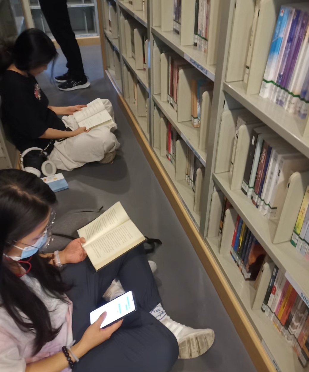 在图书馆看书,突然打了个喷嚏,声音之大,整个阅览室的人都抬头看我,我