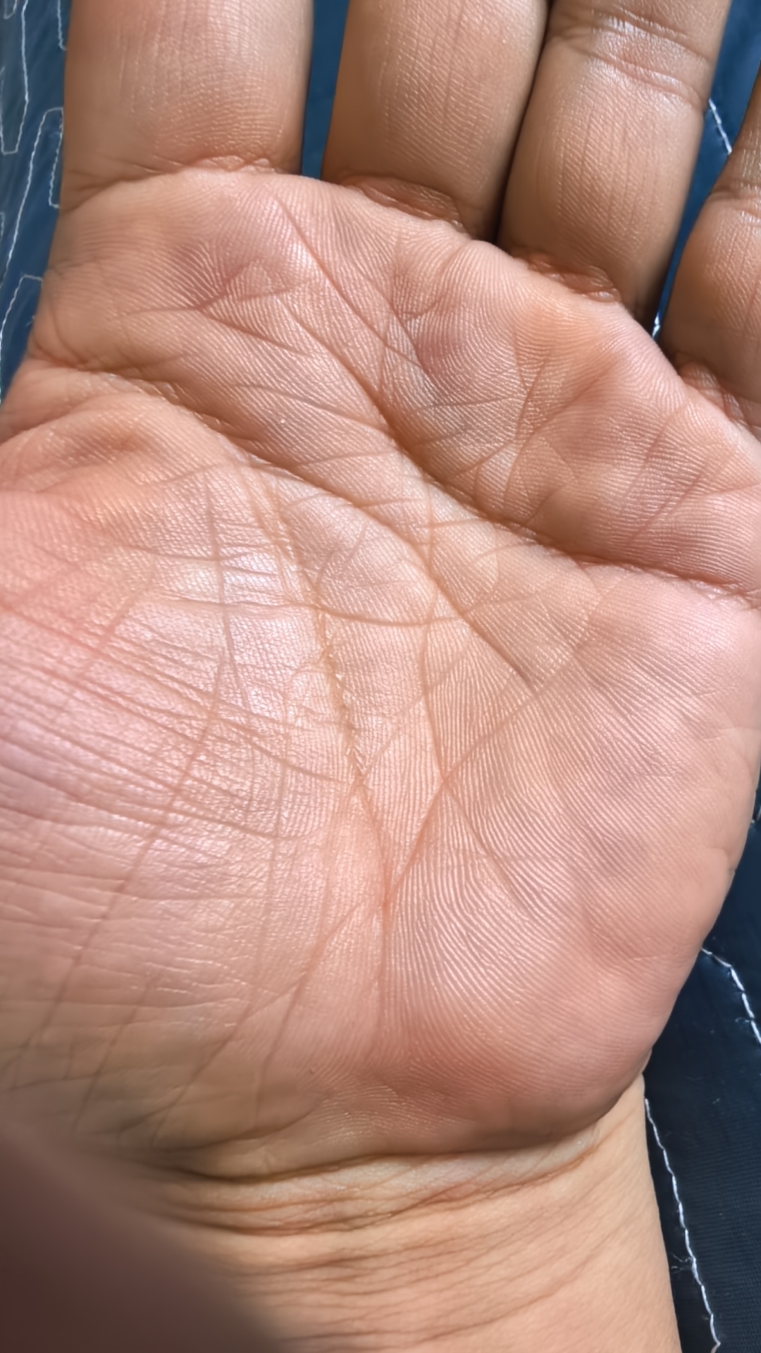"瞧这掌心仔细观察左右手各有一条鱼 就像一张太极阴阳鱼