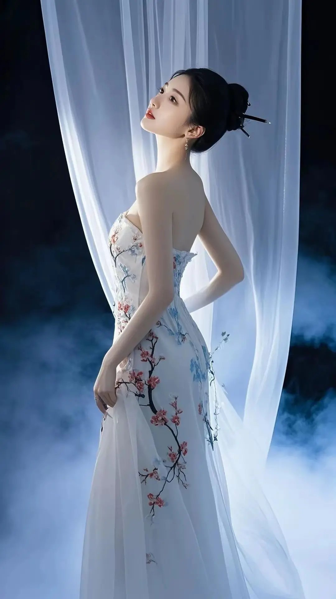 捕捉到一位优雅美女的侧影,她身着白色长裙,佩戴着珍珠项链,气质非凡