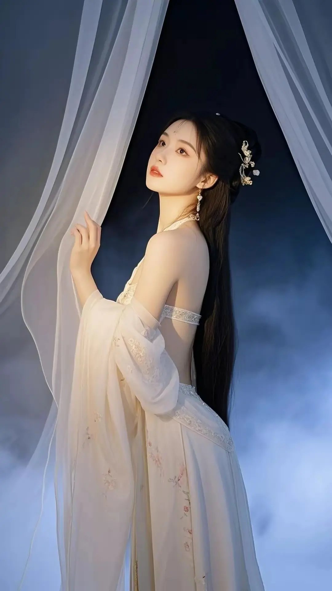 捕捉到一位优雅美女的侧影,她身着白色长裙,佩戴着珍珠项链,气质非凡