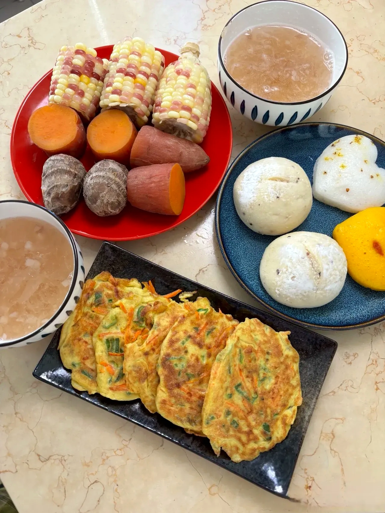 周一好时光,早餐桌上摆满了各式各样的食物,看起来真诱人,这样的早餐