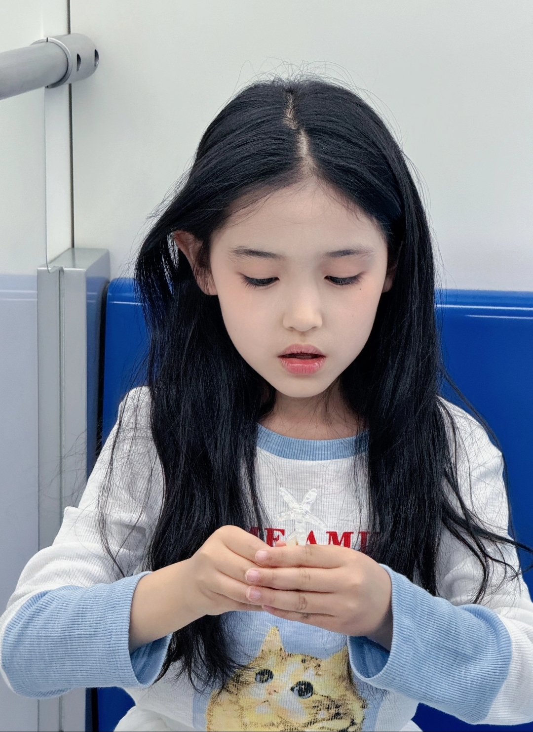 贵州遵义一个9岁小女孩来到民政局,工作人员问:"小朋友有事吗?