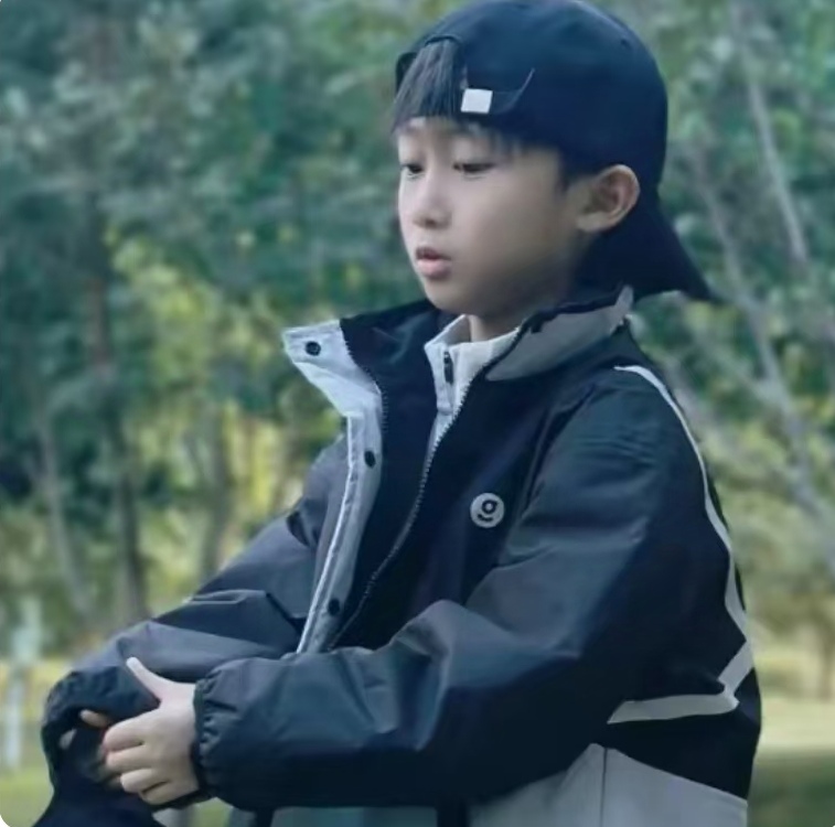 山东一大姐领养了一个 9 岁盲童男孩,花 49 万把他眼睛治好.