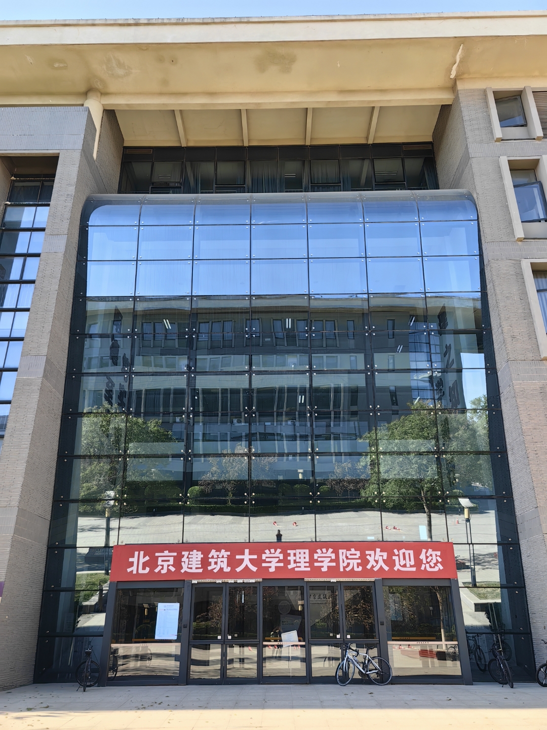 从历史底蕴来看,一百余年的发展史给这所校园带来了独特的魅力