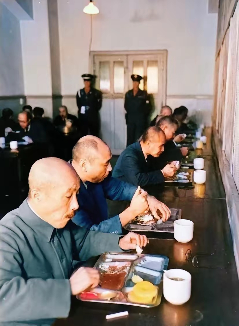 1948年,在东京巢鸭监狱,东条英机在被执行绞刑前享用了他人生的最后一