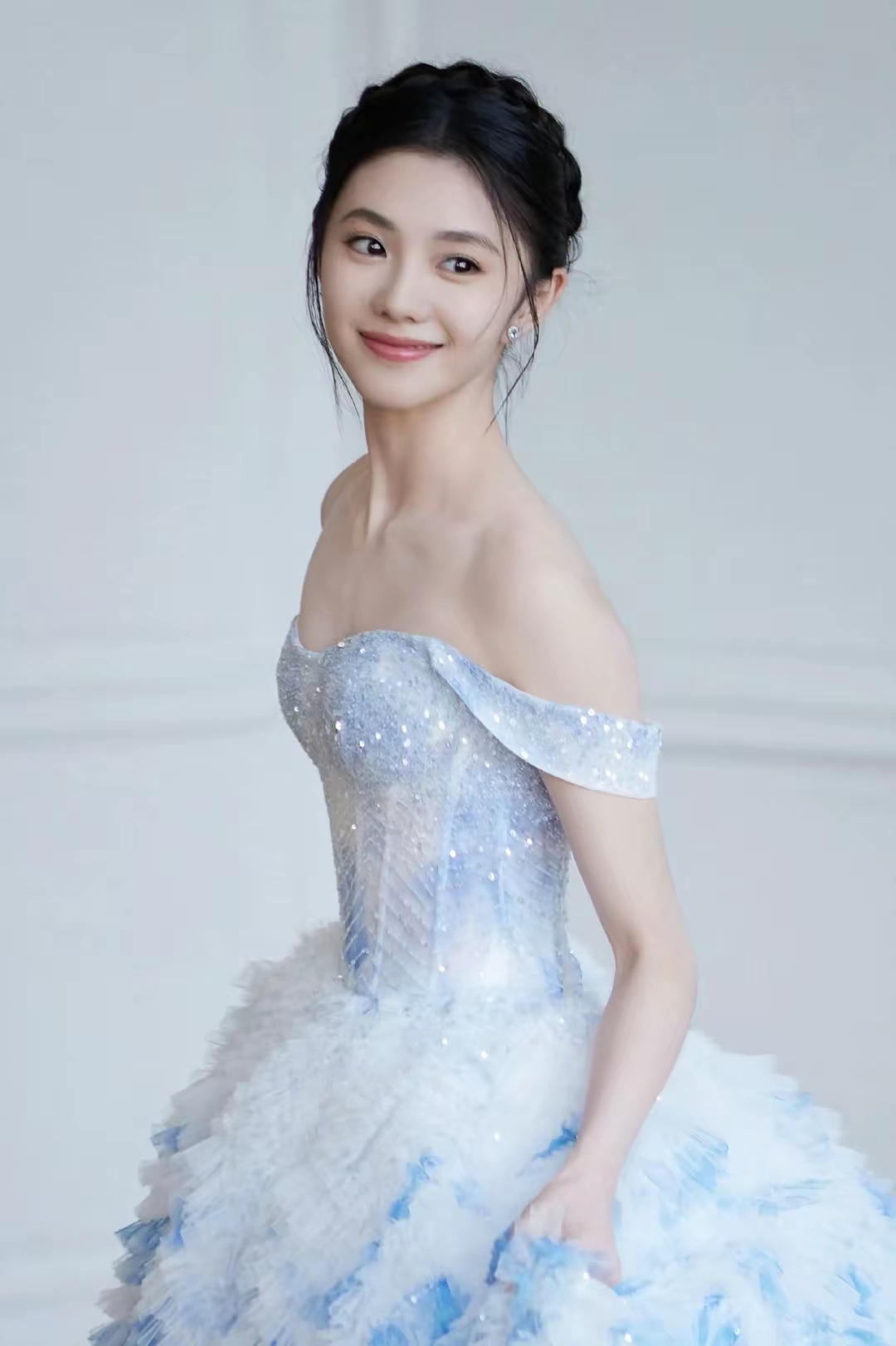 演员刘浩存,一身高定蓝水晶长裙,美得像公主,这气质雍容华贵,爱了爱了