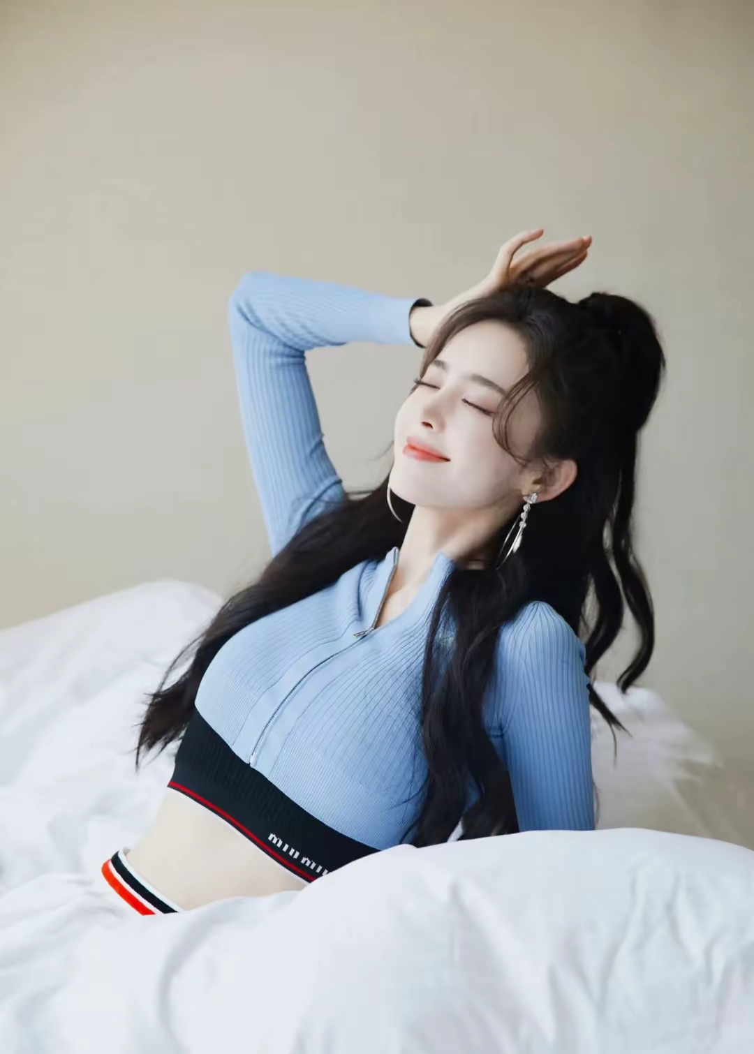 女神古力娜扎的一组运动风穿搭,高腰上衣凸显撩人腰线,这颜值这身材