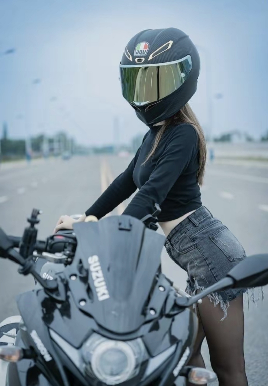 网友:霸气外露的机车女郎,飒爽英姿让人一眼难忘