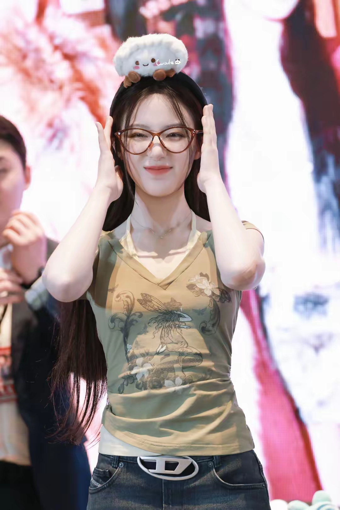 叶舒华身161cm,看起来骨架小,拥有梨形身材,天鹅颈,锁骨精致,腰臀曲线