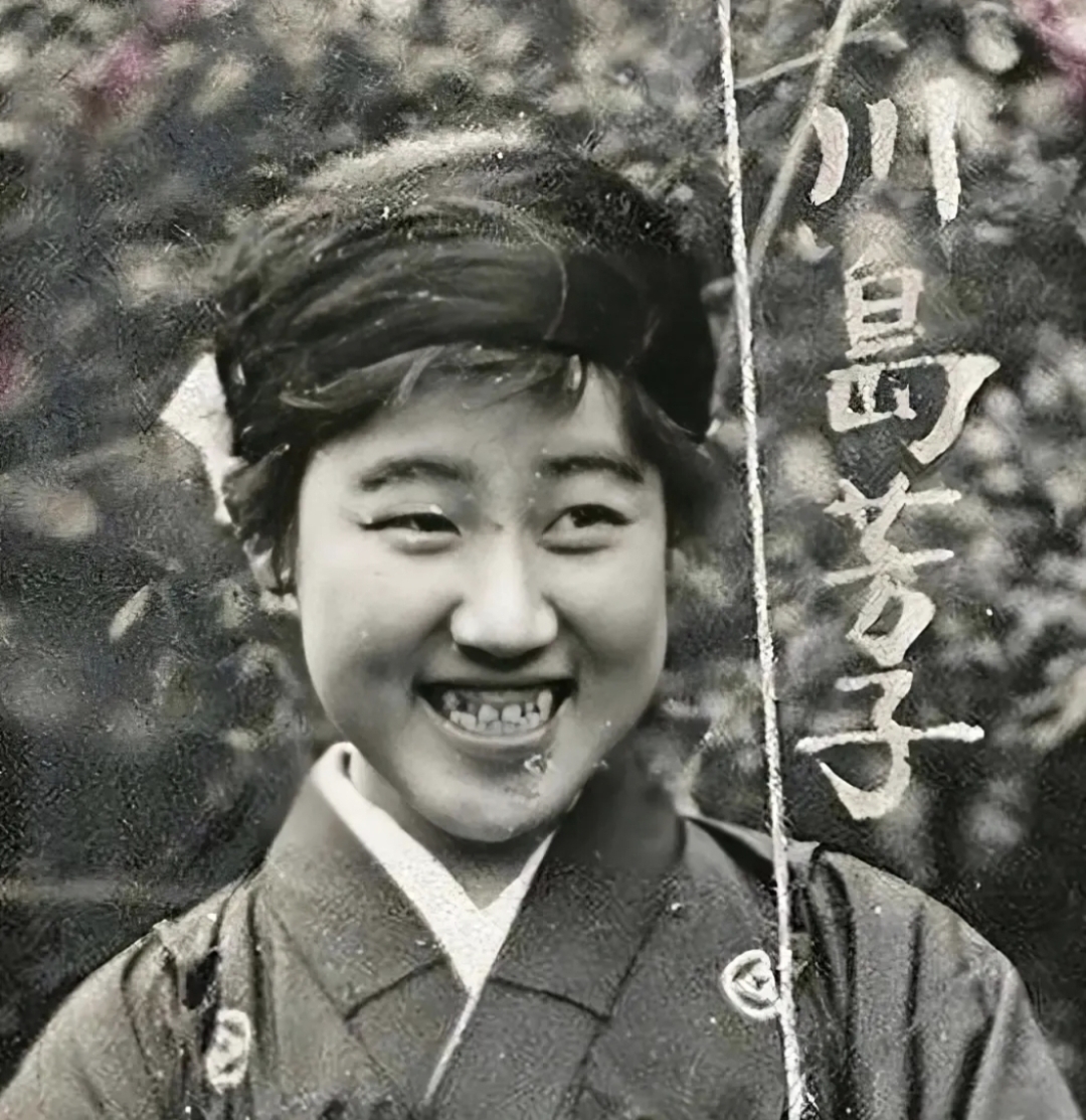 当这张泛黄的旧照片,缓缓展露出川岛芳子的容貌,其神秘的过往,也随之