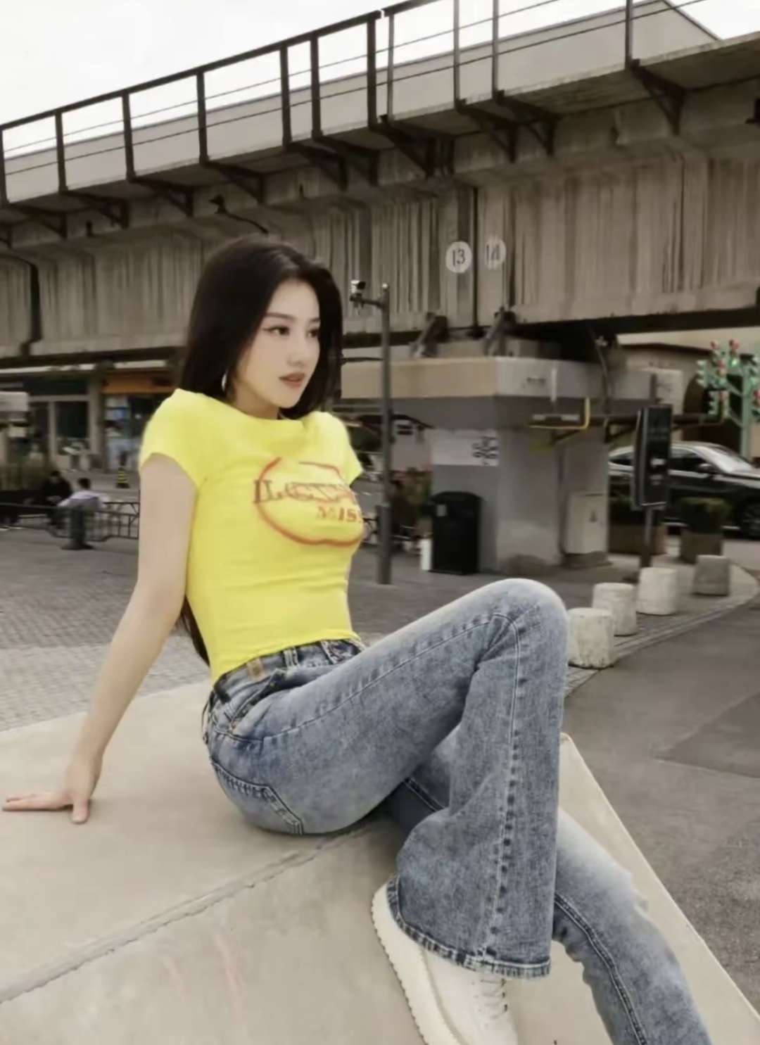 167cm王鹤润一身牛仔裤黄色上衣造型,大长腿实力抢镜,时尚感爆棚!