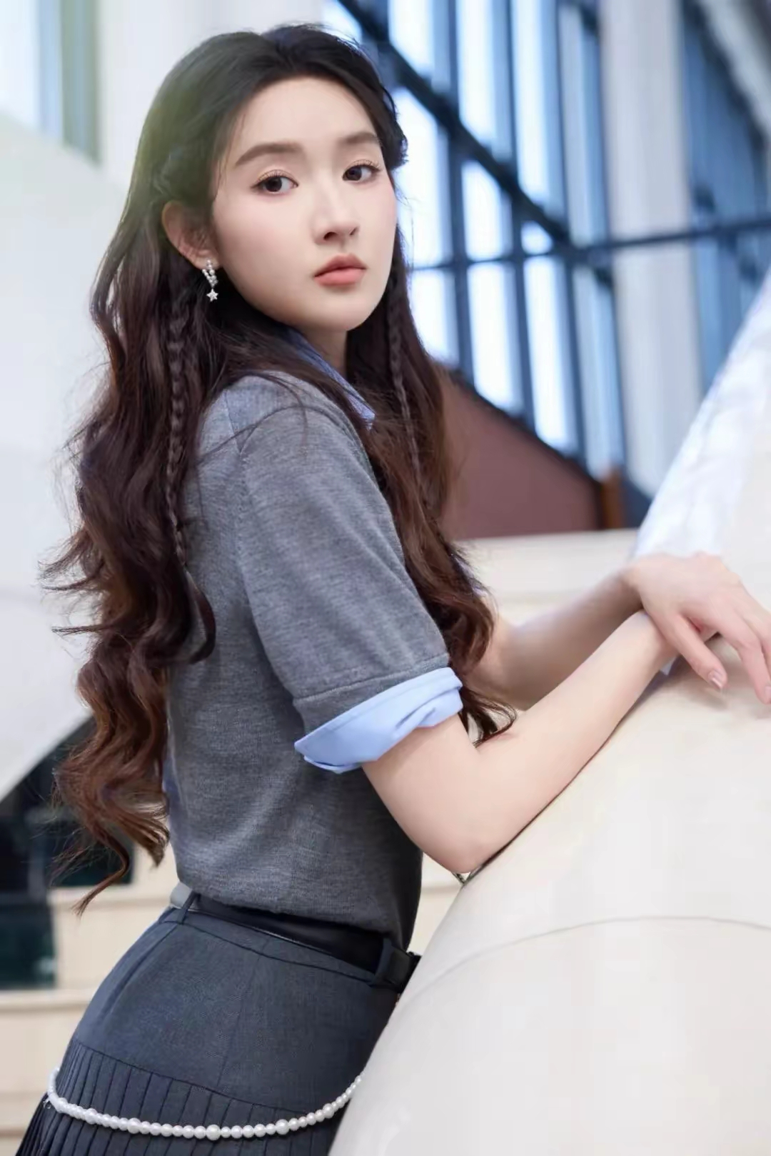 王玉雯身穿一袭灰色短袖上衣,内搭蓝色衬衫,仿佛是校园中元气少女