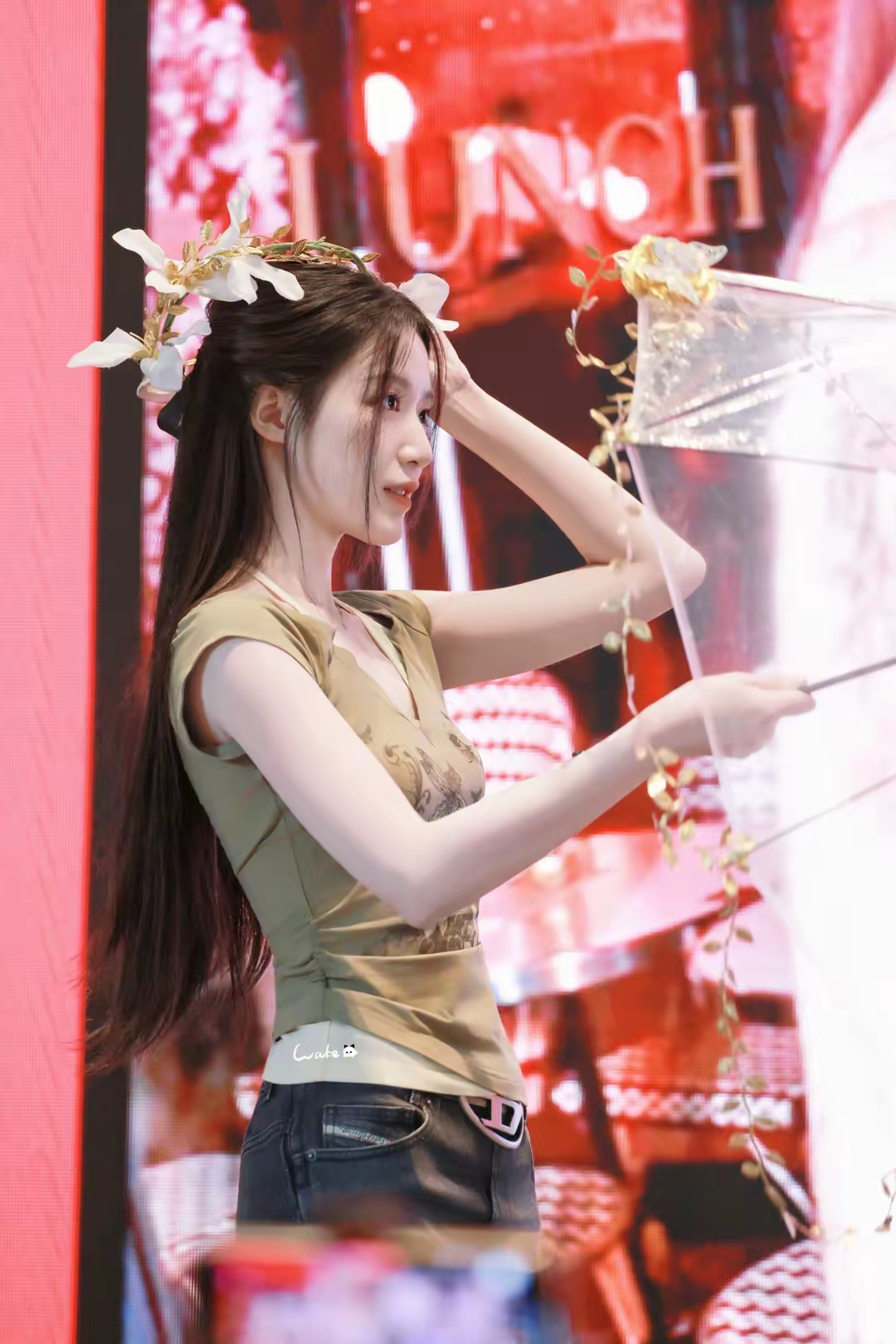 叶舒华身161cm,看起来骨架小,拥有梨形身材,天鹅颈,锁骨精致,腰臀曲线