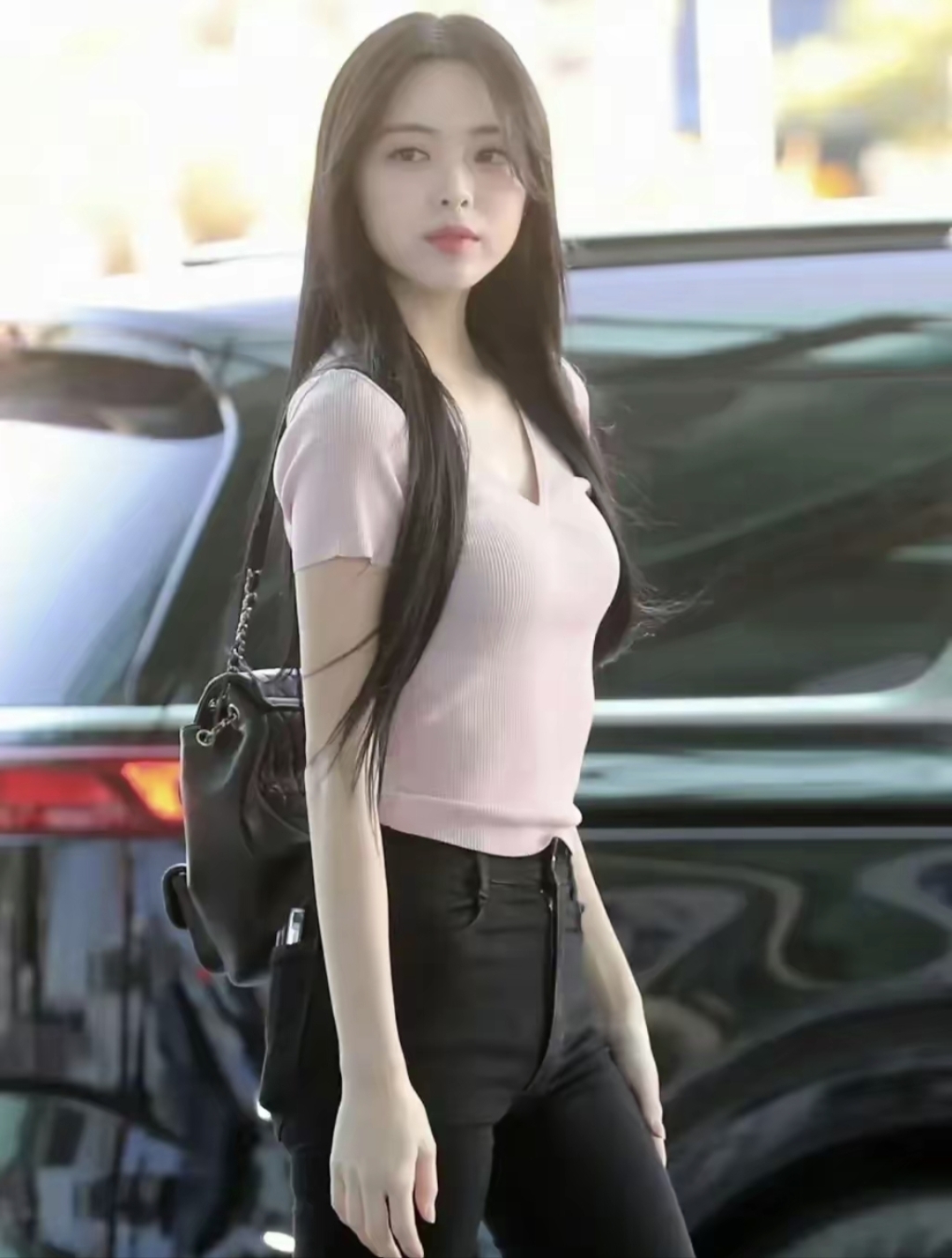 拥有170cm的身高,高挑的身材,甜美的笑容,这身穿