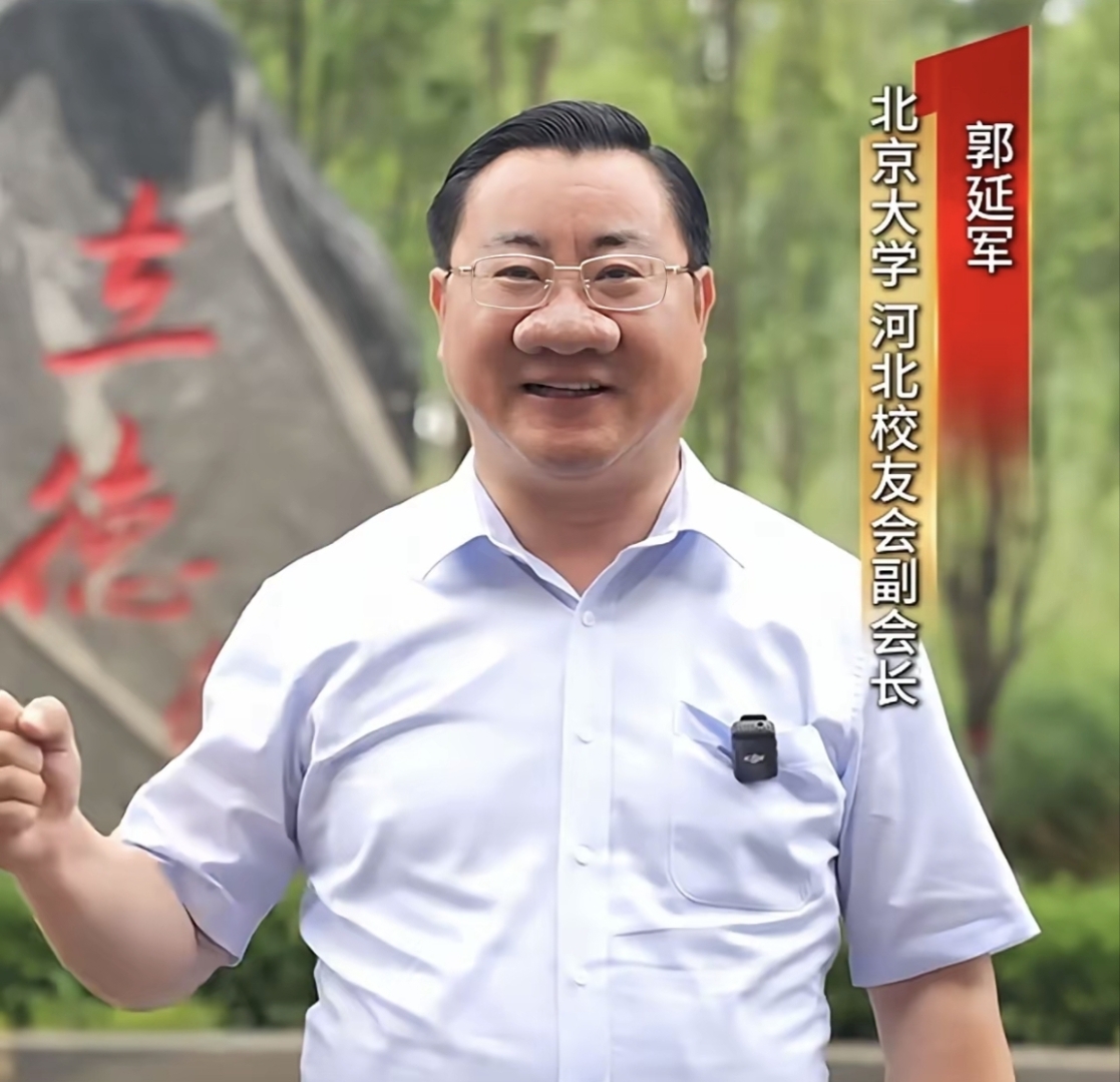 万万没想到啊,这位副校长,竟然因为鼻子火了!