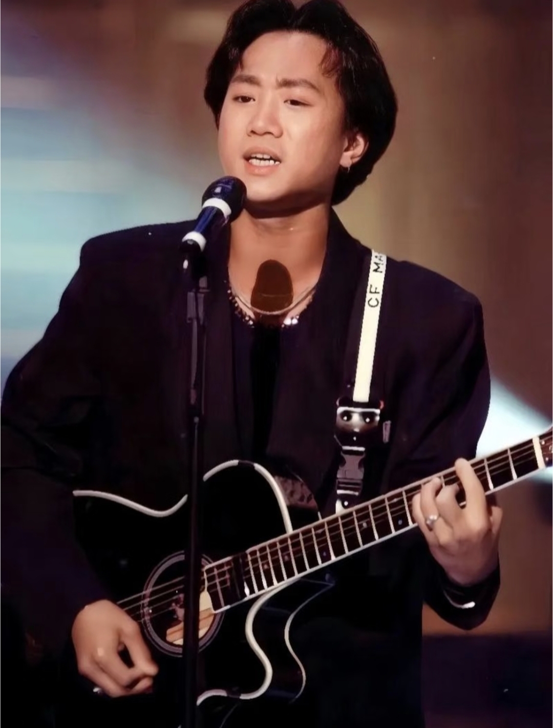 黄家驹,香港摇滚乐队beyond的主唱兼吉他手,于1983年成军