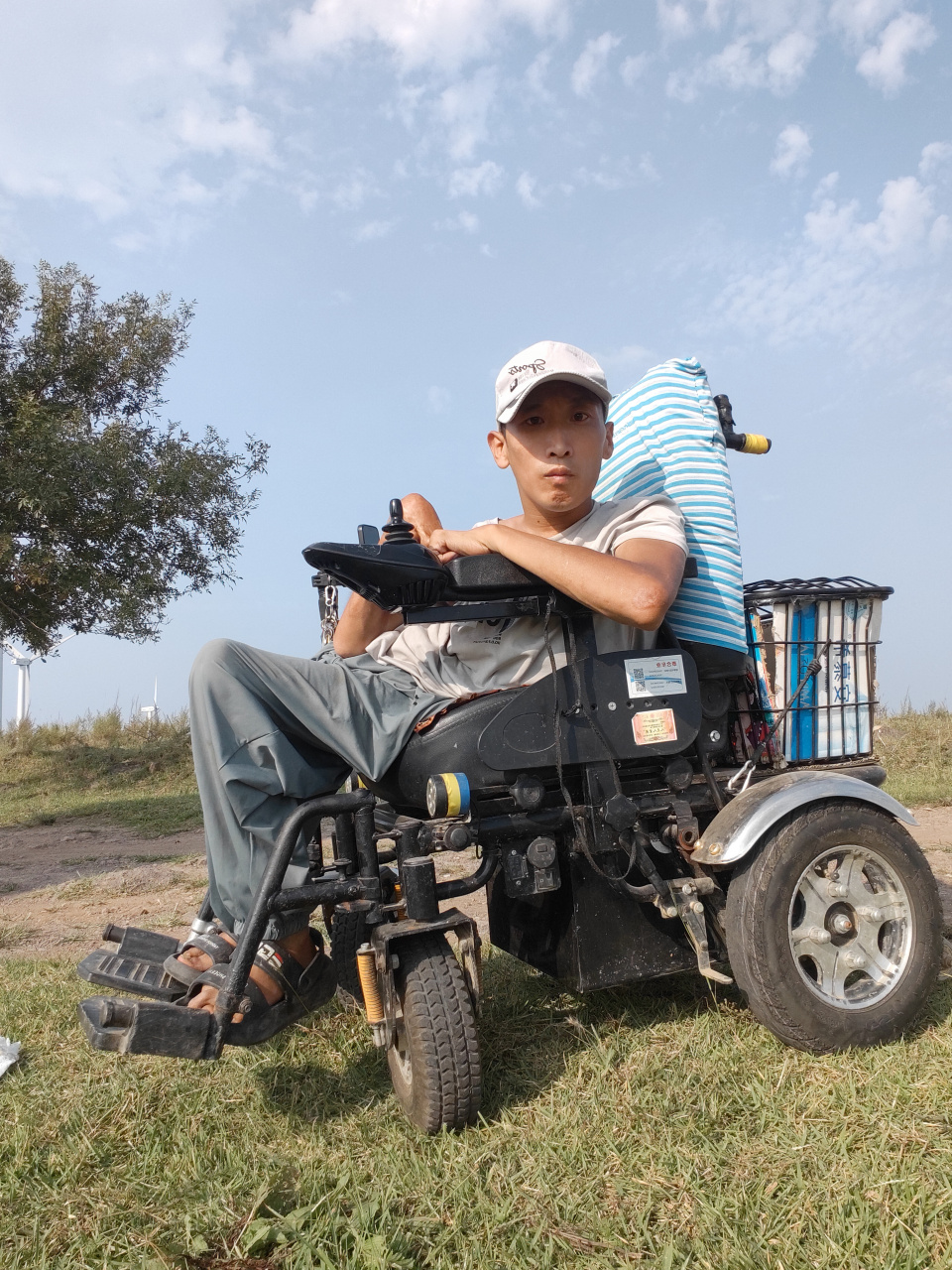 "坐在电动轮椅上的男人,身旁的篮子里装满了未知的神秘