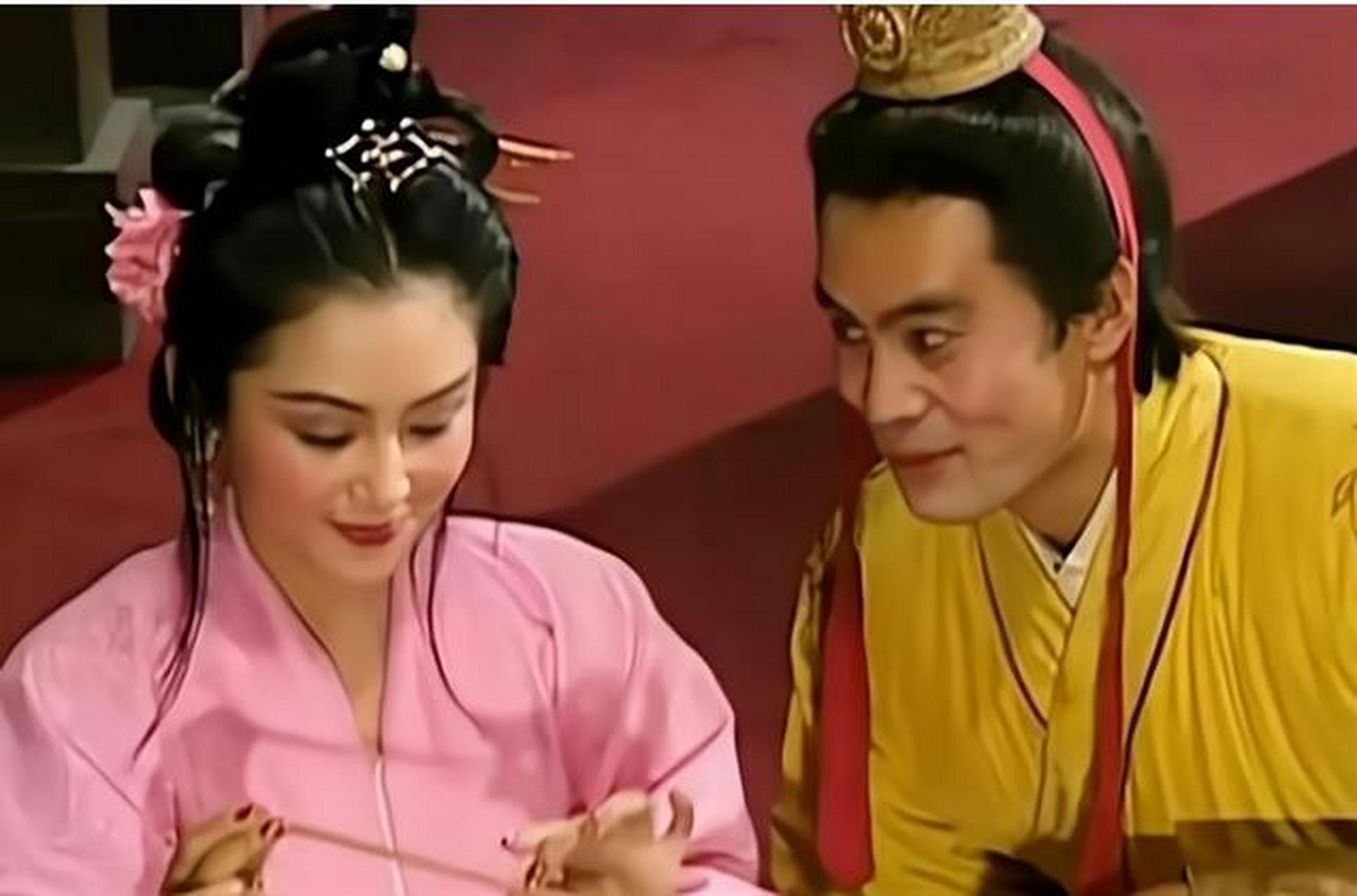 吕布勇猛强悍,性格善变没有主见,看三国感觉吕布比较爱老婆,很听媳妇