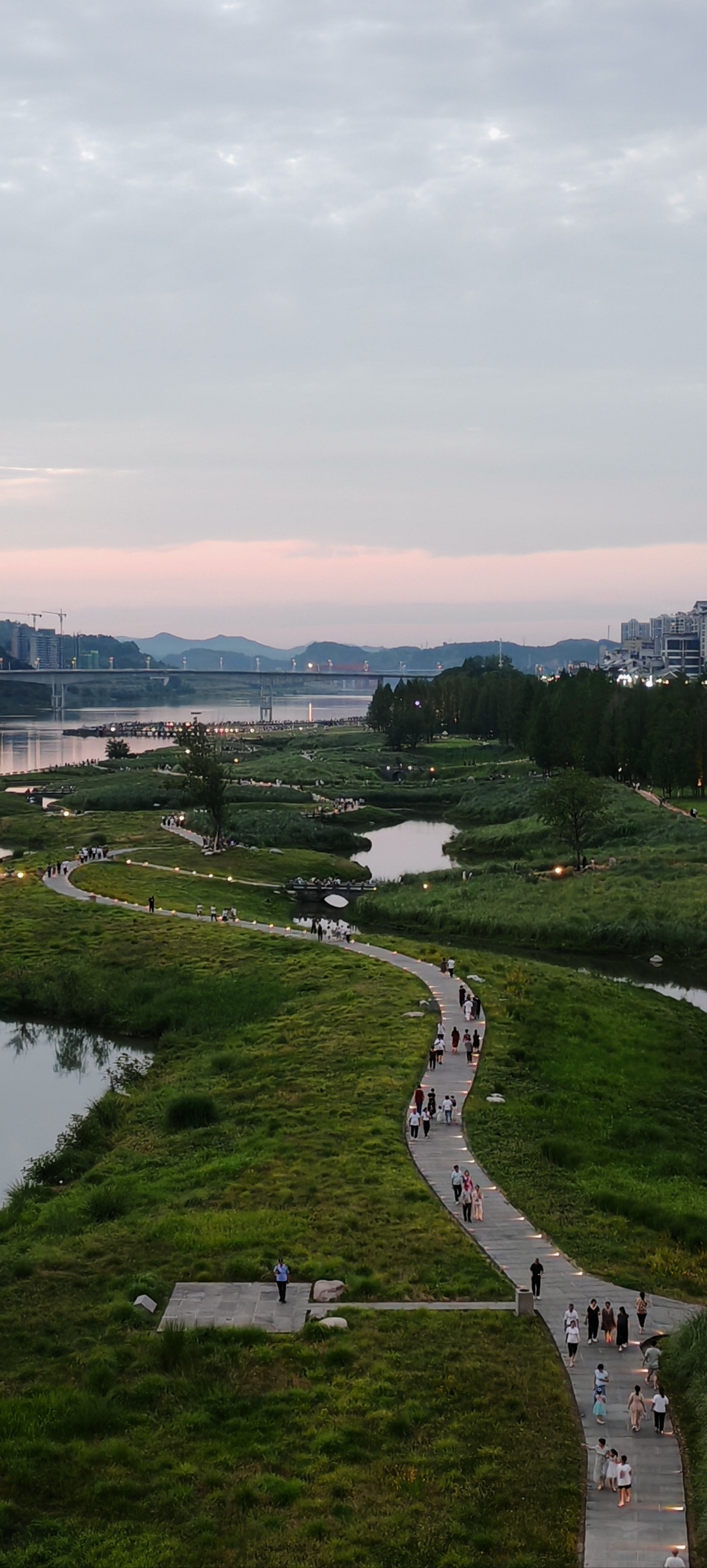 张爱玲说:真正的成熟大概就是喜欢的东西还是喜欢,只