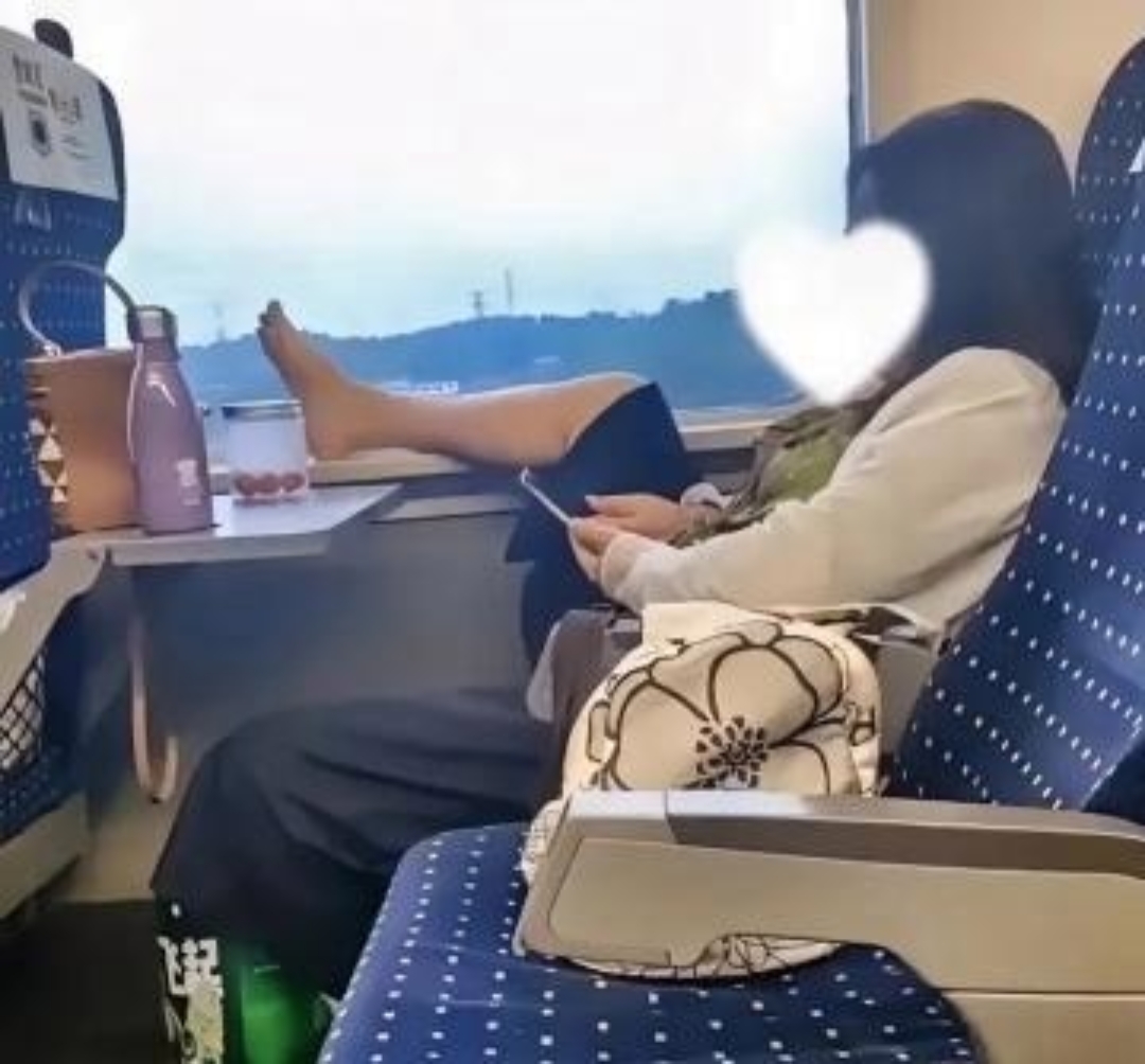 今天坐高铁去出差,在高铁上看见一位女子把鞋子脱掉,脚放在桌子上,这