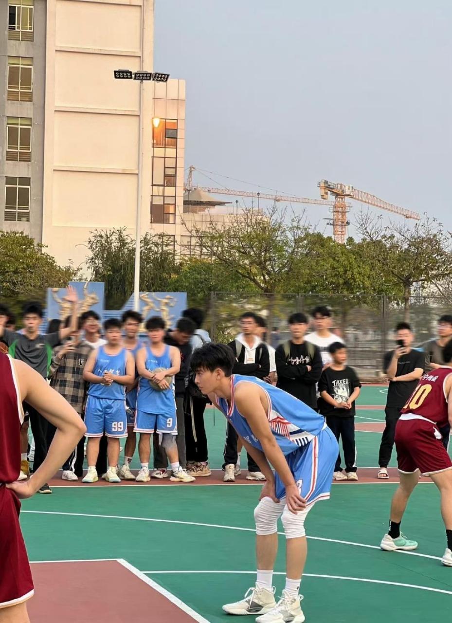 健身# #帅哥# 篮球不仅能锻炼身体,还能有助于拔高,所以你应该从纯烫