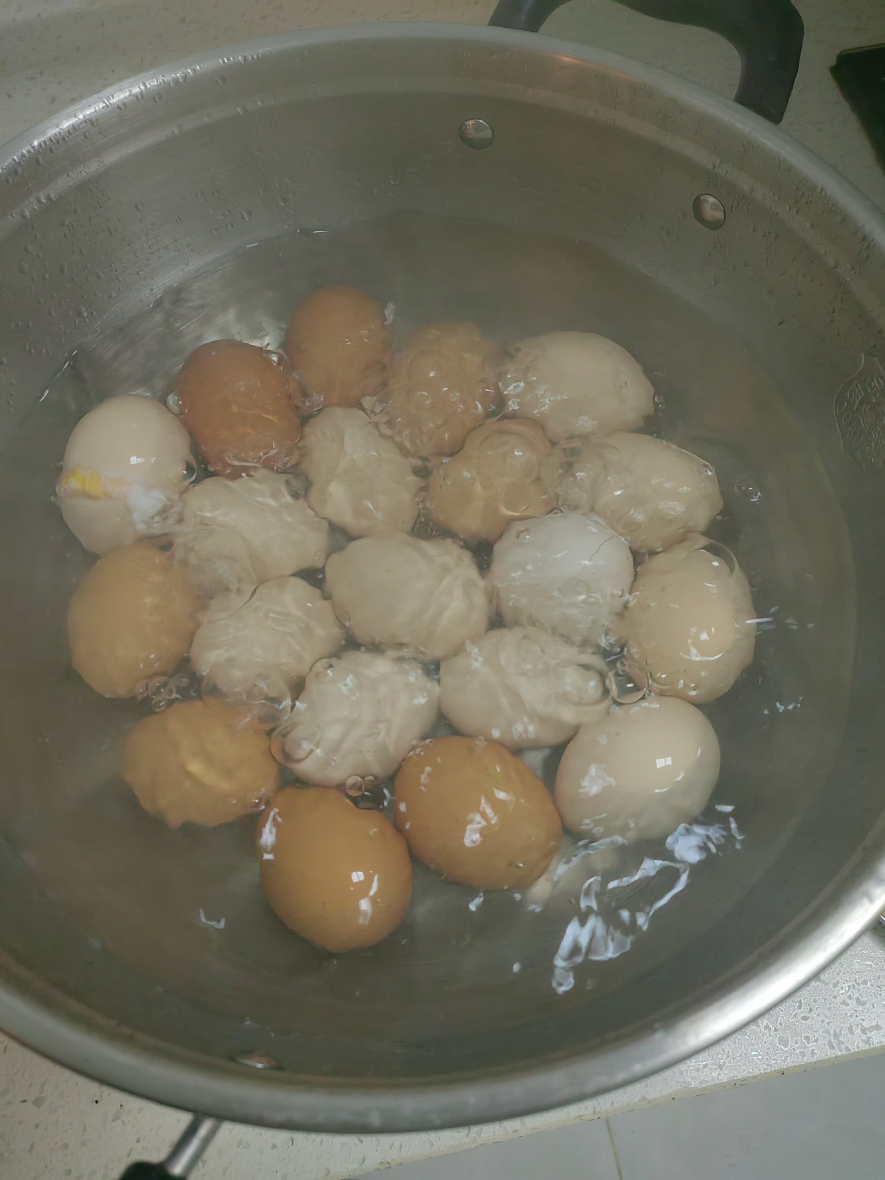 吃过晚饭,我洗好碗,老公煮茶叶蛋,这周每天早晨吃,水煮白鸡蛋早晨孩子