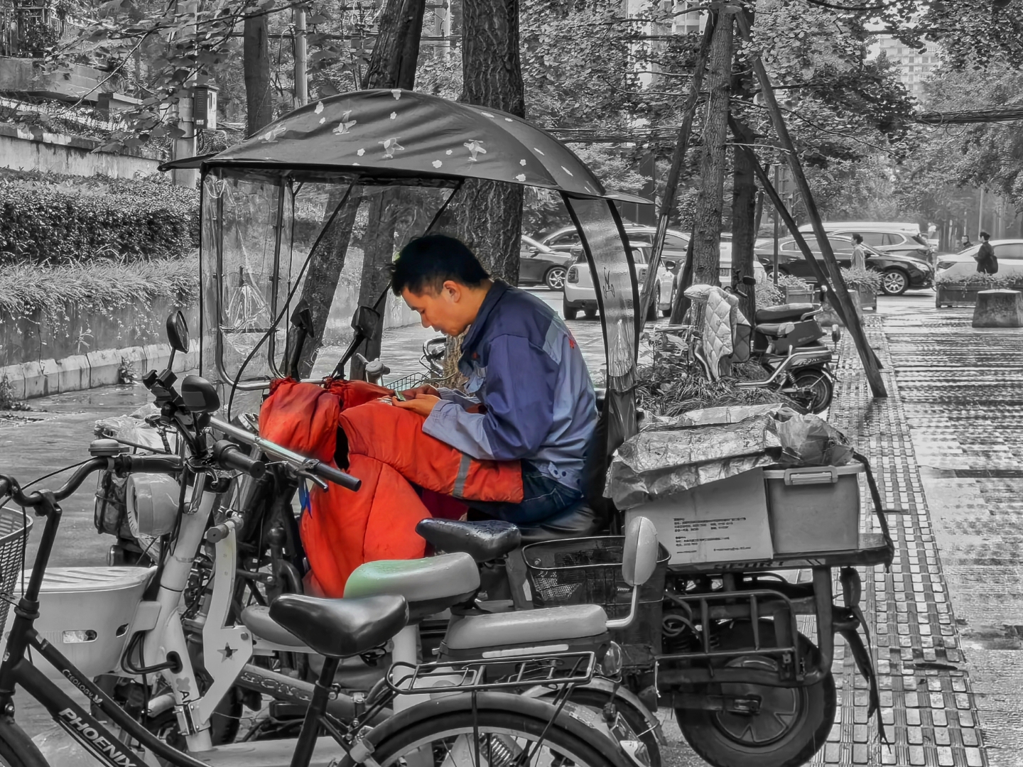 秘密,城市角落的工匠之心  在这张照片中,一位男子正专注于手头的工作