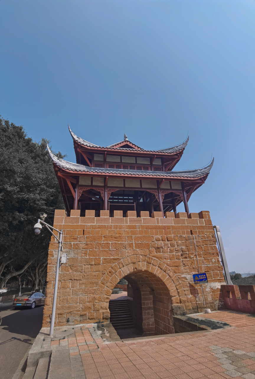 踏青去处大征集# 嘉州古城墙·丽正门,始建于明代,前临大渡河,现存