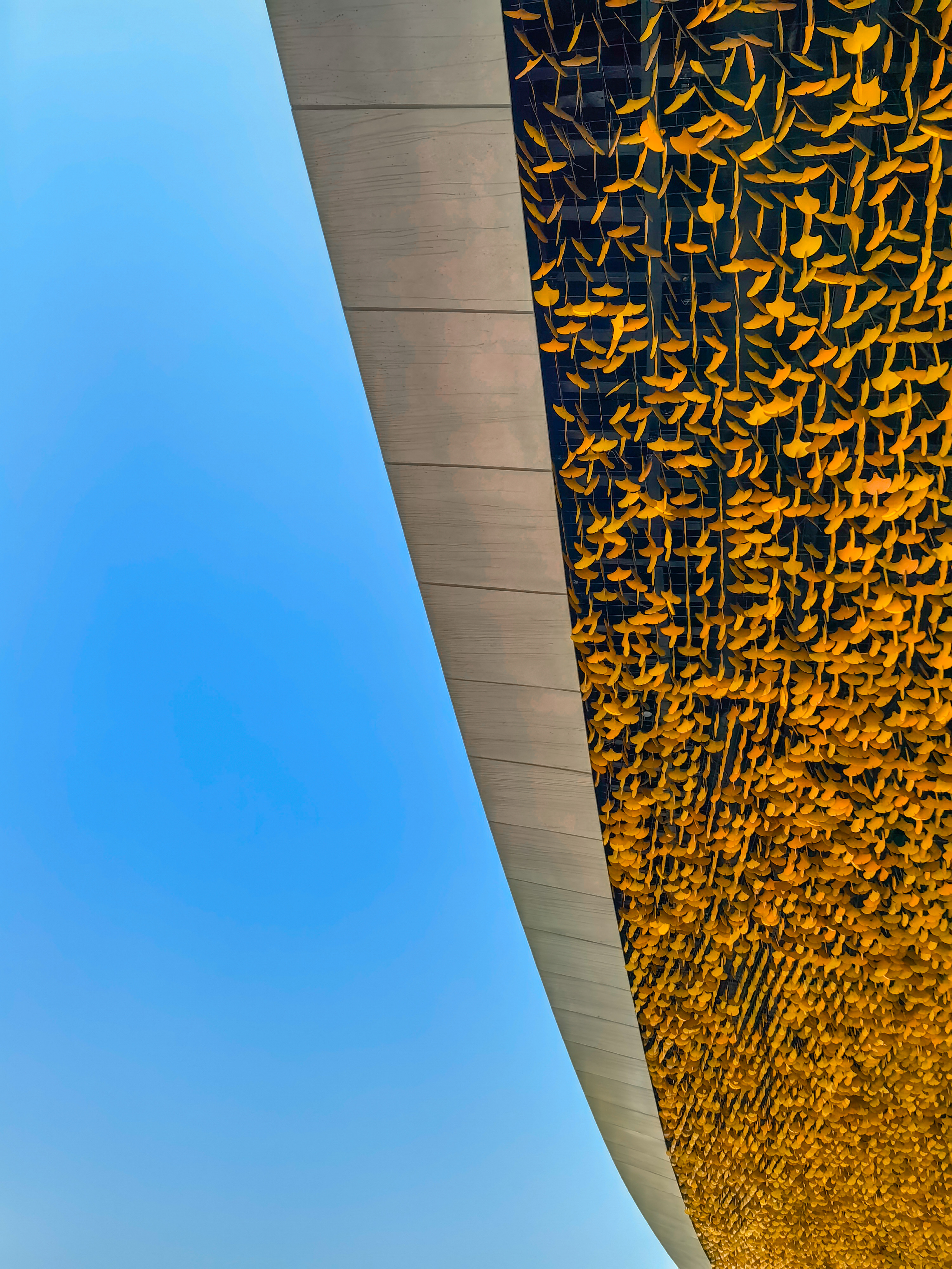 建筑表面由无数小块金色材料拼接而成,不规则地排列着,形成了一幅