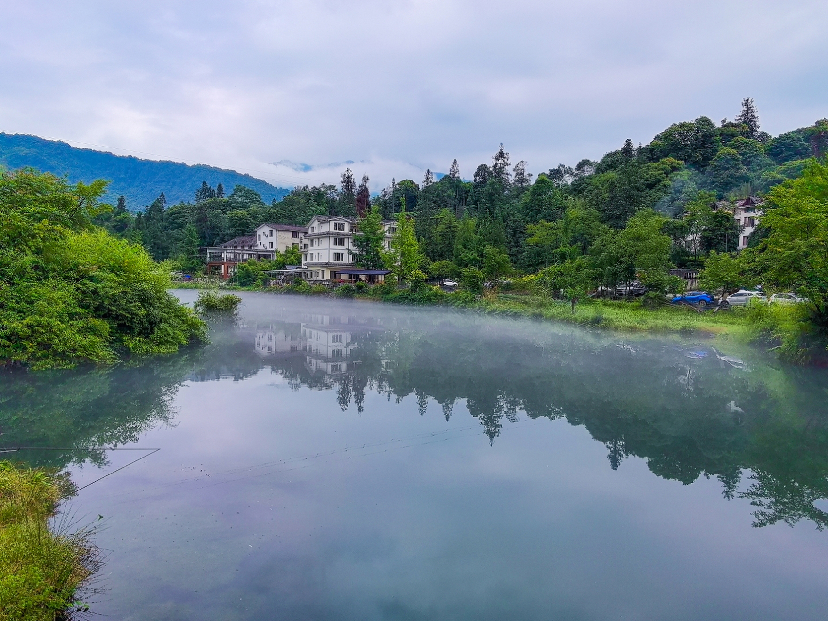 龙洞湖位于峨眉山零公里处,海拔1300米,以清凉的夏季气温而闻名,被誉