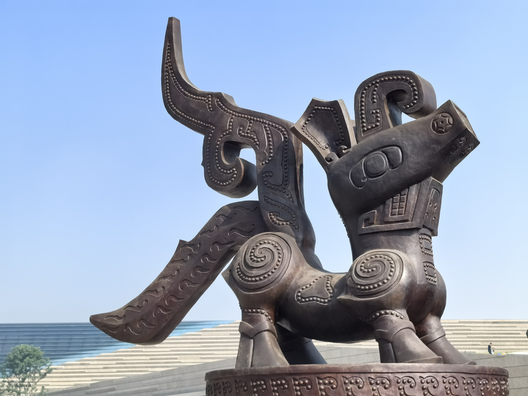 94  在这片开阔的空间里,一尊青铜色雕塑震撼登场!