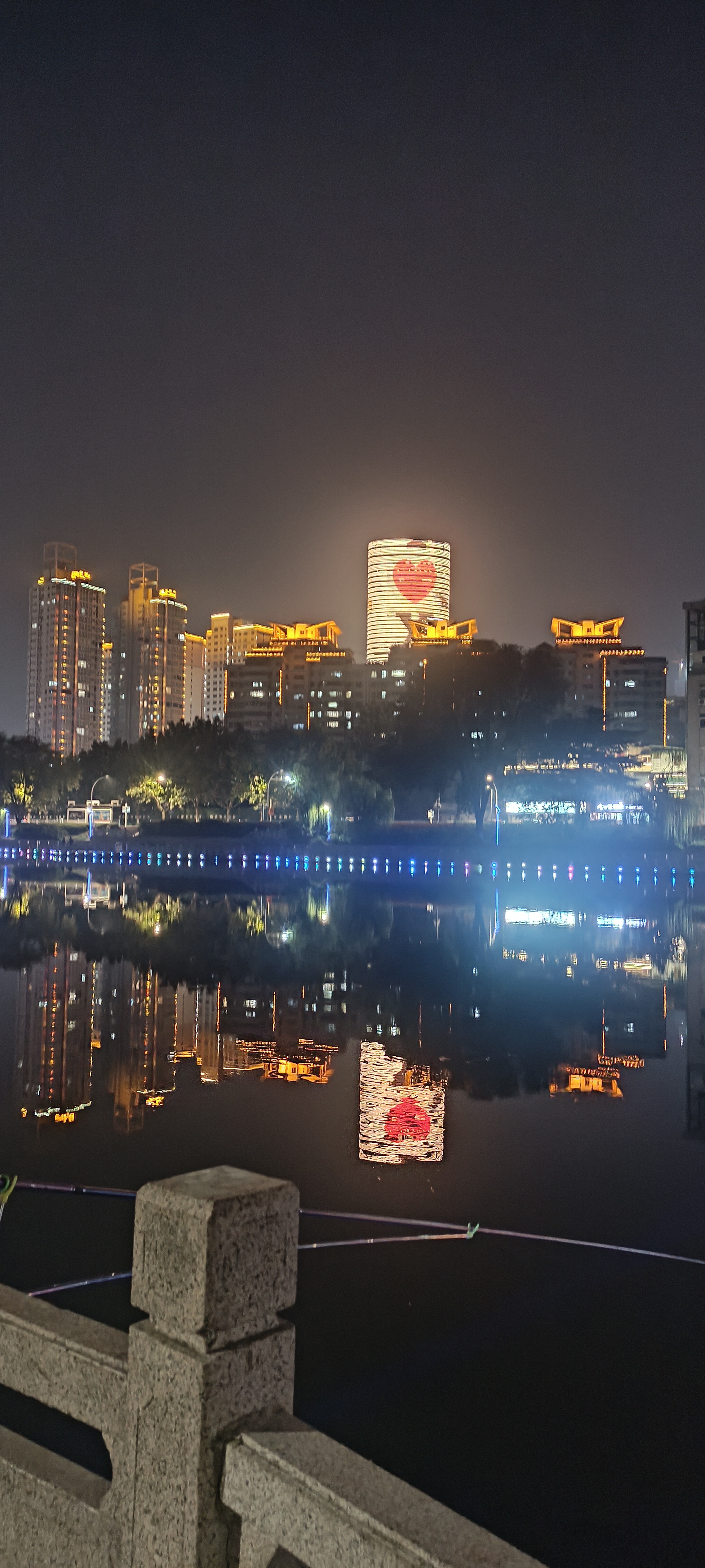 标题:夜之都市,流光溢彩  夜幕降临,华灯初上.