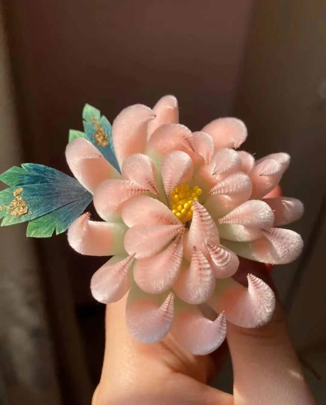 绒花非遗传承篇 velvet flower  绒花,由天然蚕丝和铜丝为原材料制作