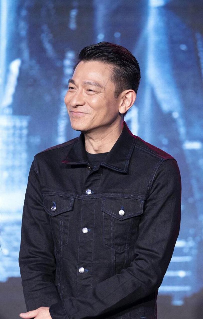 感觉四大天王张学友,刘德华,郭富城这三个是越老越帅越时尚越有魅力.