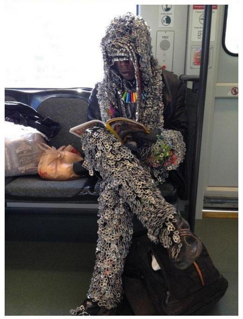 国外地铁上的奇葩造型  图一,狙击手的衣服. 图二,食人花的造型.