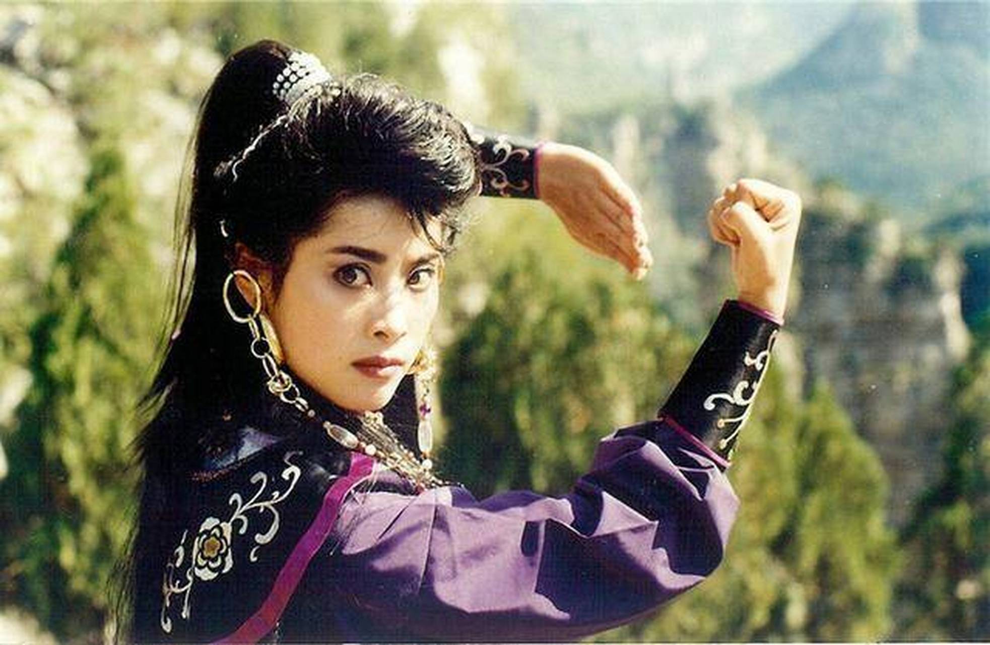 觉得在电视剧《白眉大侠》中龙云凤是个武痴,也是最洒脱帅气的女英雄