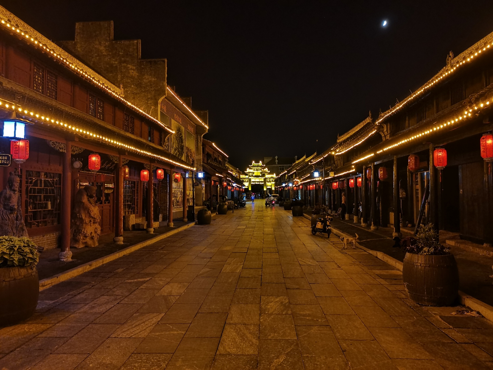 今晚在南阳赊店古镇漫步,夜色中的古建筑与灯光相互映衬,如诗如画.