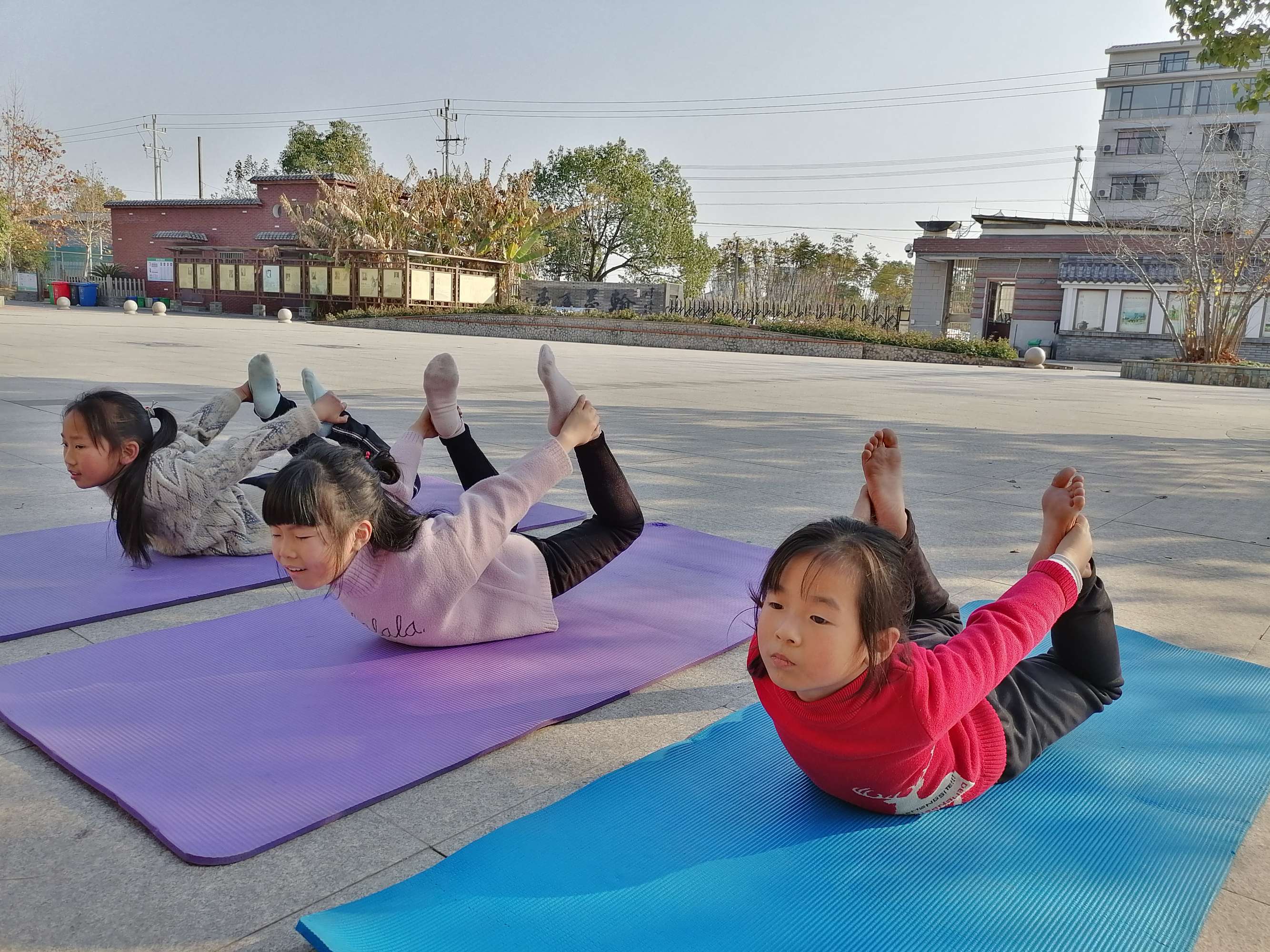 转载图片 光脚小女孩
