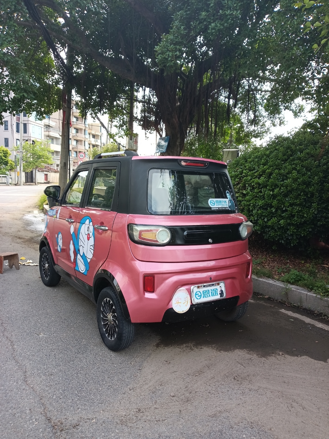 在农村,这种新能源的小型电动汽车,它这个也非常的方便,而且里面也能