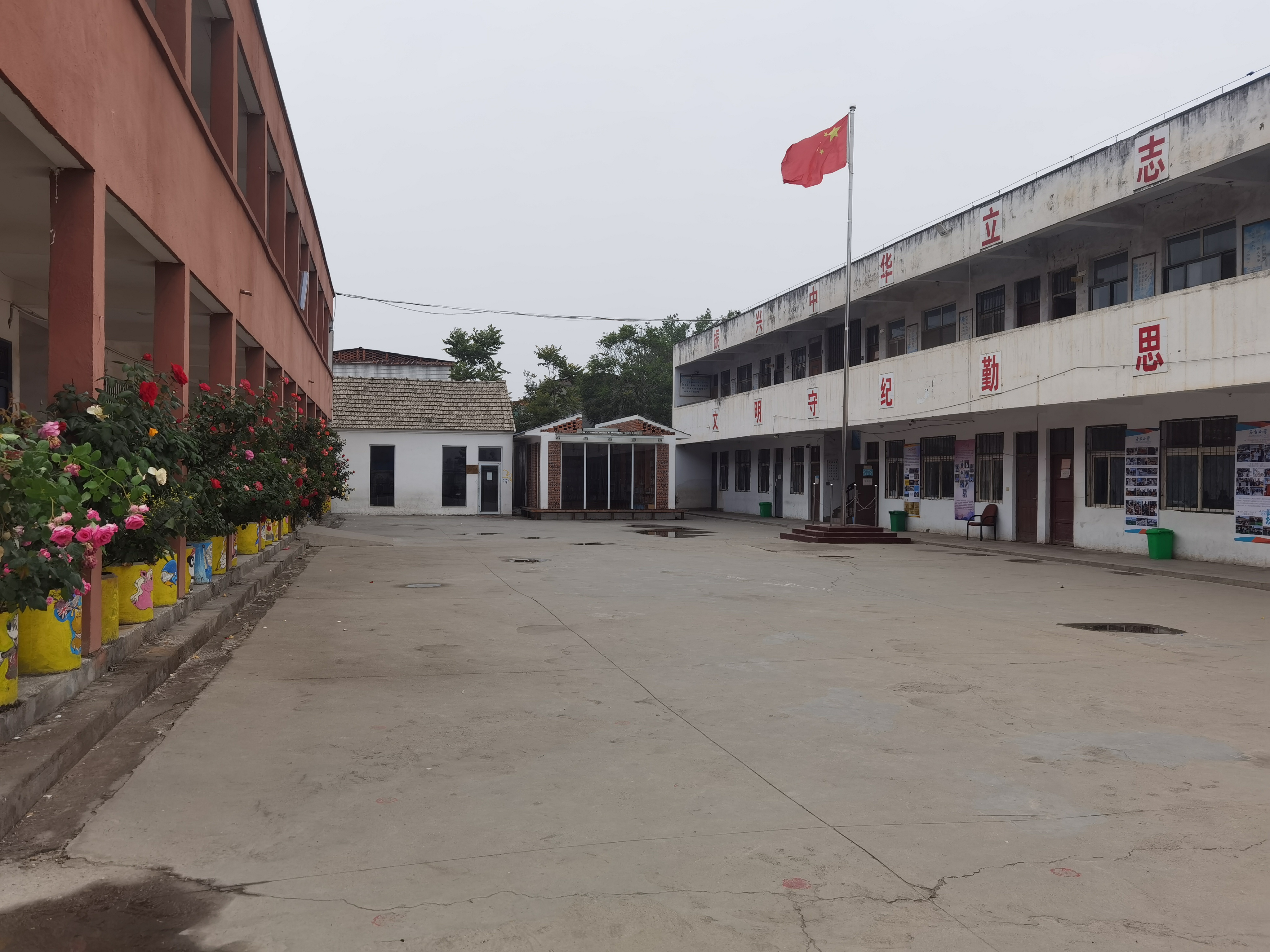 疫情之下,空无一人校园花正艳 5月11日,河南省周口市商水县姚集镇务台